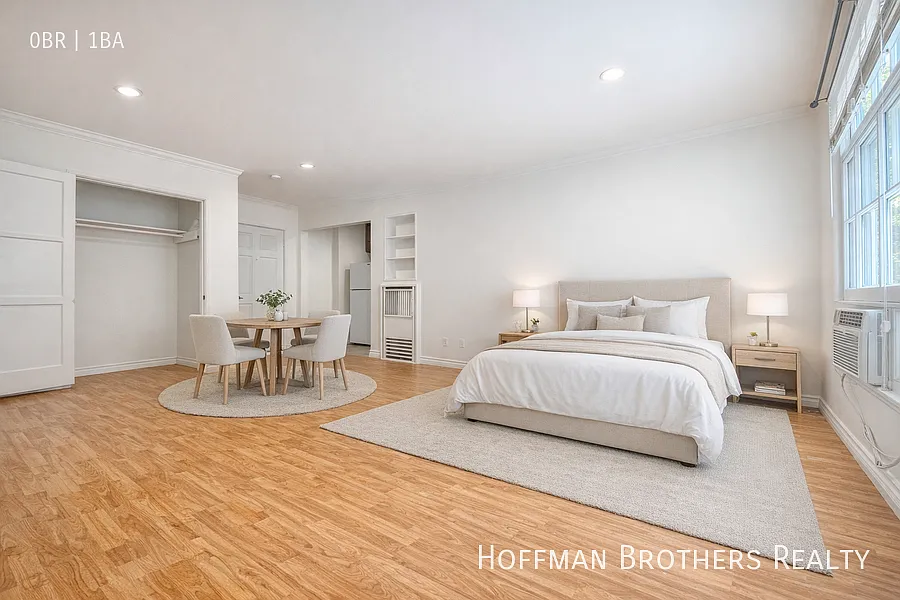 Compact City Retreat with an Open, Easy-to-Style Interior — Photo 4