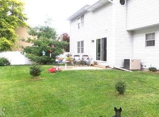 7 Earls Ct, Bloomington, IL 61704