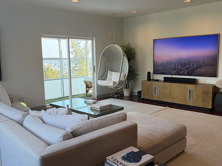 8455 De Longpre Ave — Photo 6