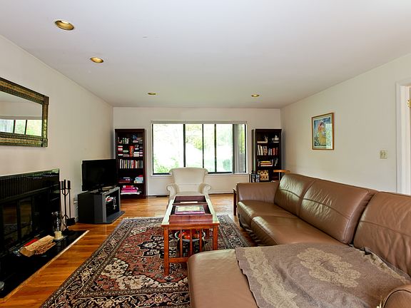 4th image of 51 Cherry Hill Ct