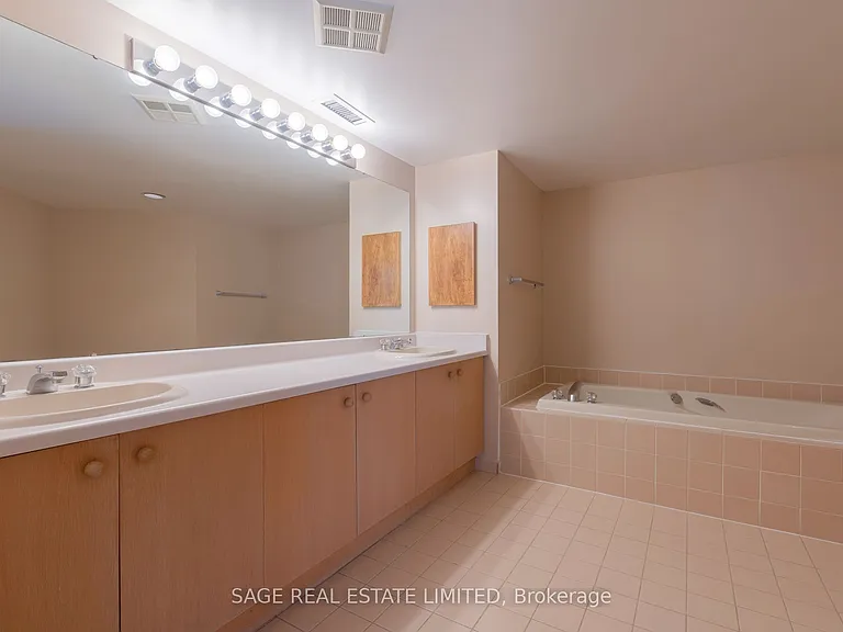 25 George St S #302 — Photo 24