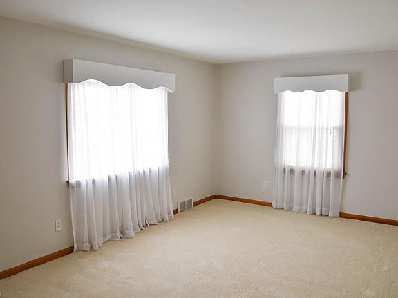 2nd image of 727 Orchard Ave NE