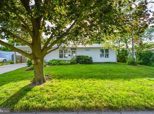 21 Laurel Ln, Levittown, PA 19054