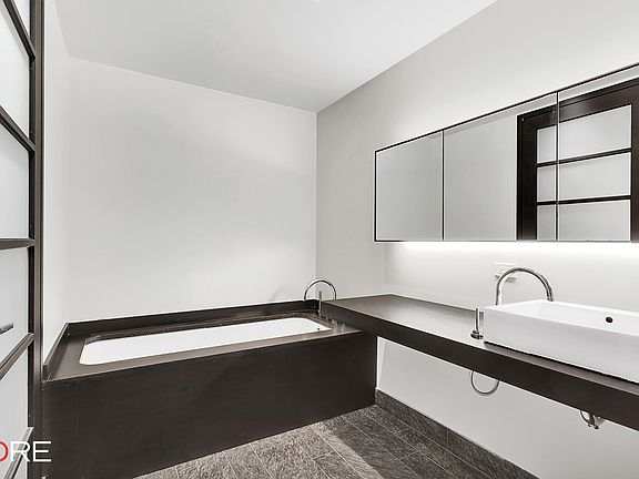 4th image of 18-20 Pine St #1115