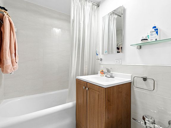 5th image of 25 Tudor City Pl APT 1418