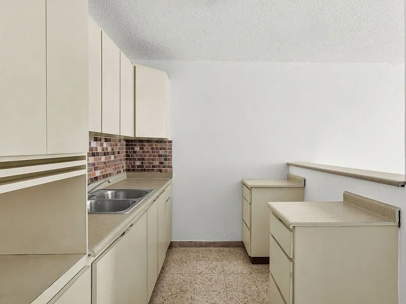4 bed, 1.0 bath, 914 sqft, $1,350 — Photo 2