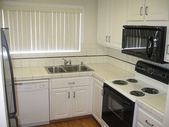 2nd image of 3124 Persimmon St
