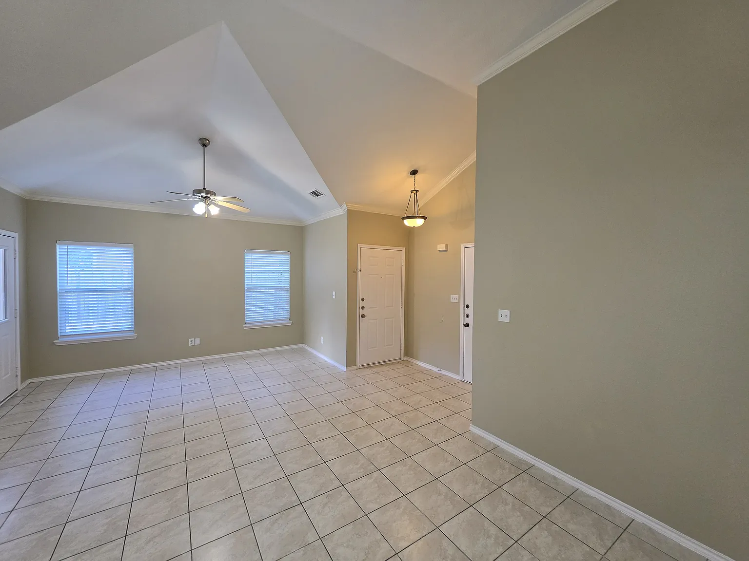 3 bed, 1276 sqft, $1,950 — Photo 3