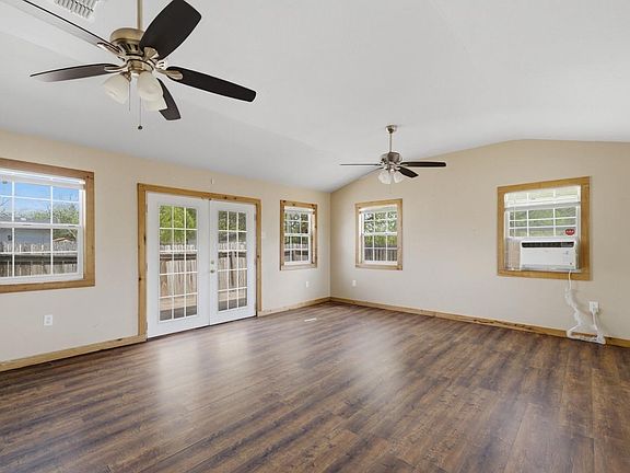 3rd image of 1101 Laredo St