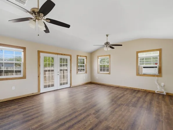 1100 Laredo St, Sinton, TX 78387