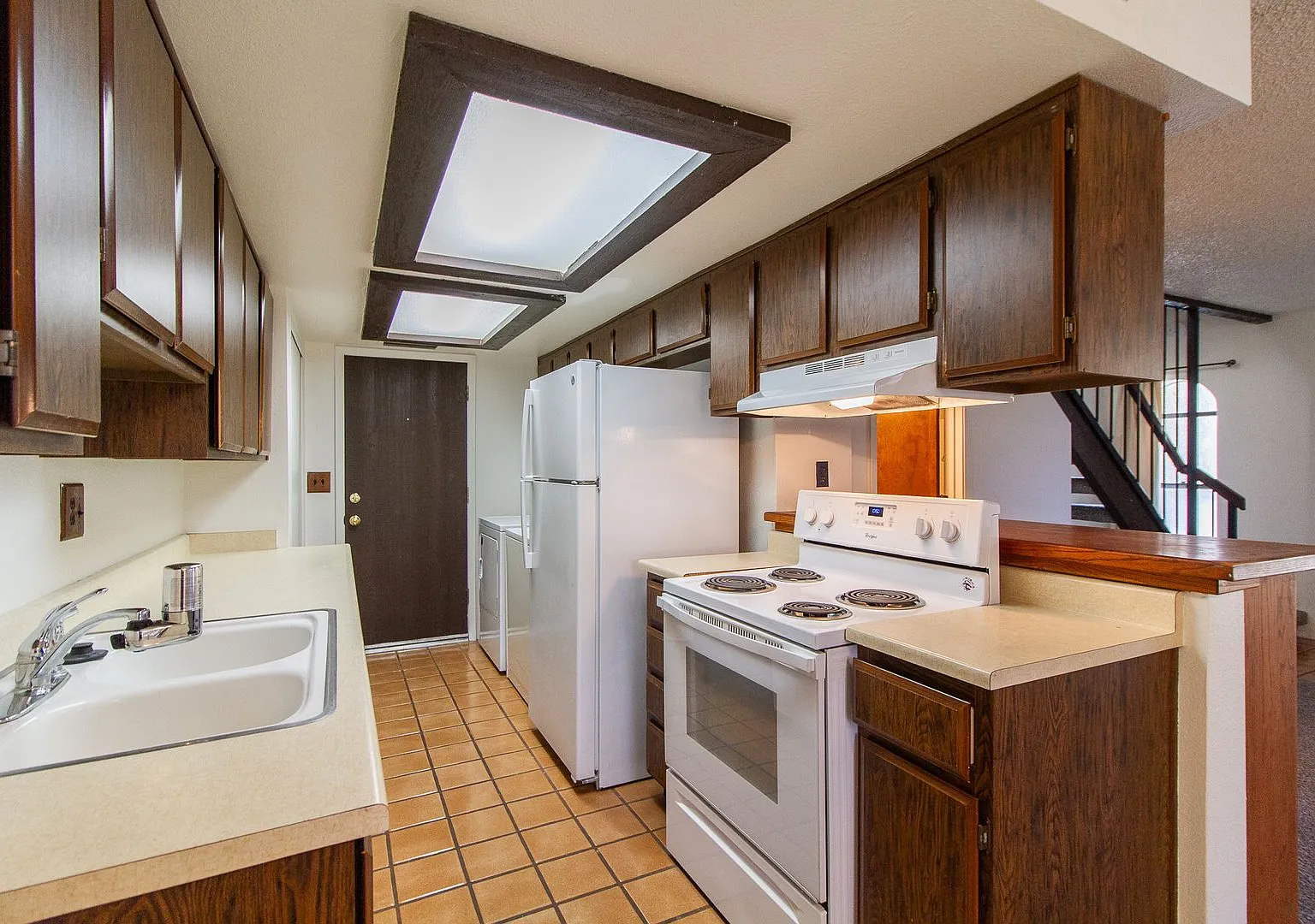 Excellent 2bed, 1.5bath Townhouse Located Near 48th St & Guadalupe — Photo 4