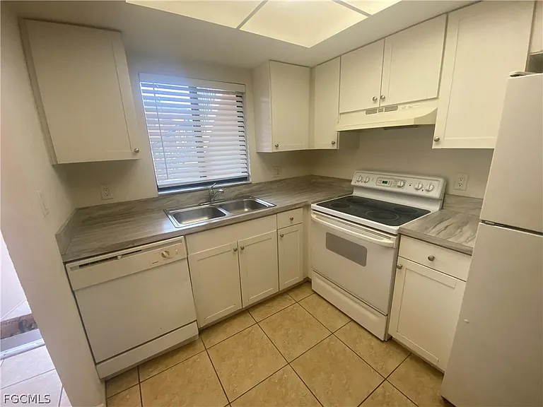 2670 Park Windsor Dr #405 — Photo 7