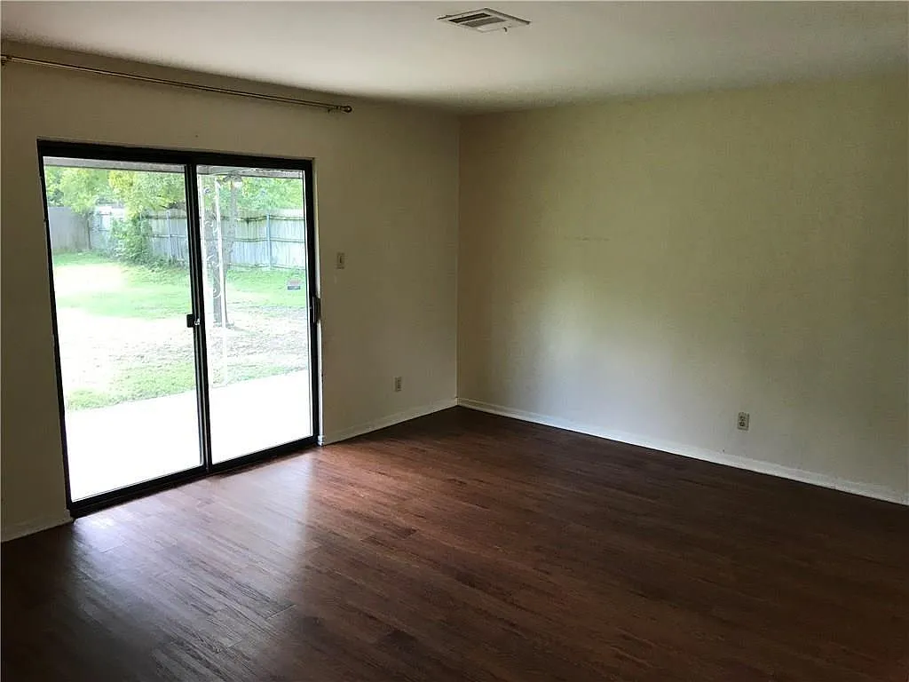 3 bed, 2.0 bath, 1022 sqft, $2,195 — Photo 3