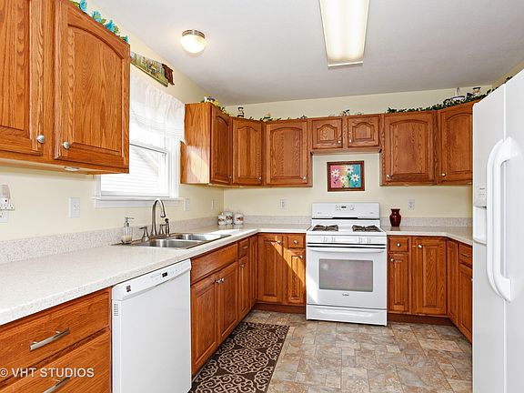 2nd image of 914 Waterford Ct Unit 914