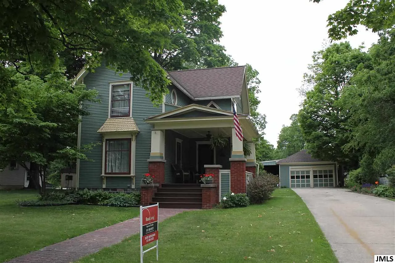 206 Armstrong St photo 1