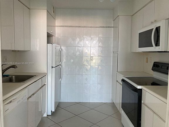 4th image of 100 Bayview Dr APT 1902