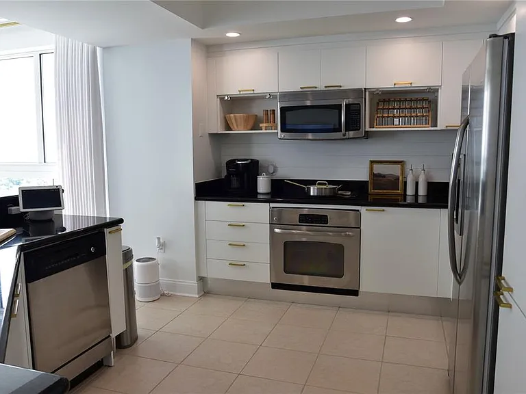 241 Riverside Dr #2009 — Photo 8