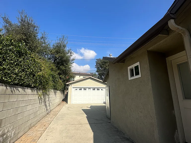 121 W Floral Ave — Photo 26