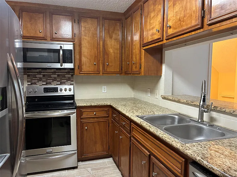 13784 Hollowgreen Dr — Photo 2