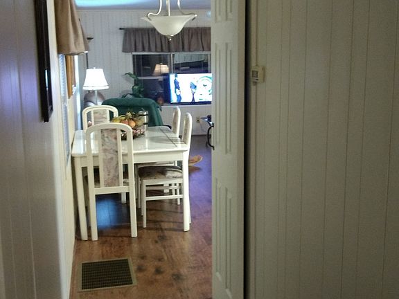 5th image of 826 Janet St
