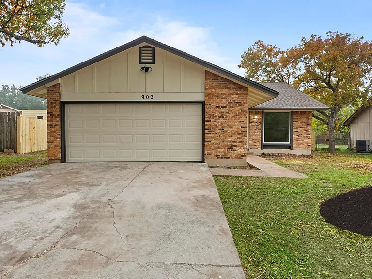 902 Warrington Dr — Photo 2