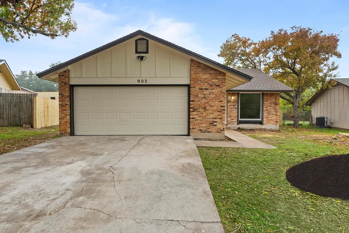 Building Photo - 902 Warrington Dr