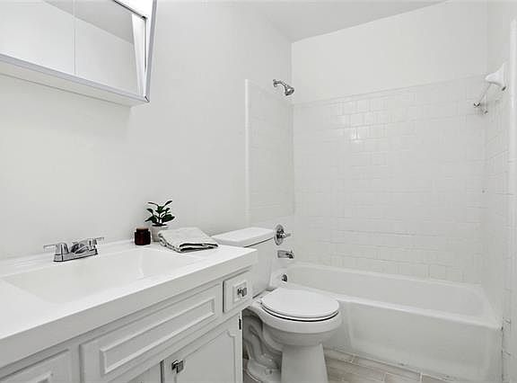 5th image of 1713 Burgundy St #205