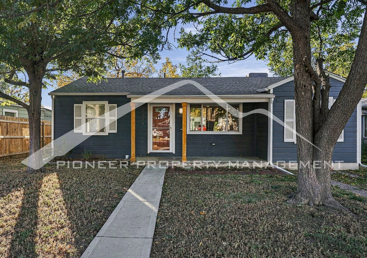 Spacious Home with Washer/Dryer and Fenced Yard — Photo 1