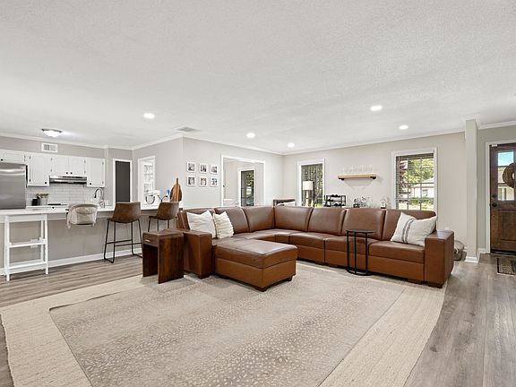 3rd image of 2487 Lynnfield Rd