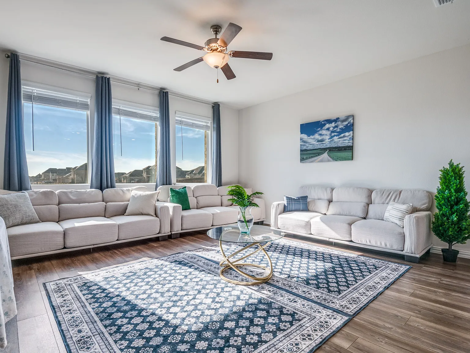 4 bed, $4,000 — Photo 2