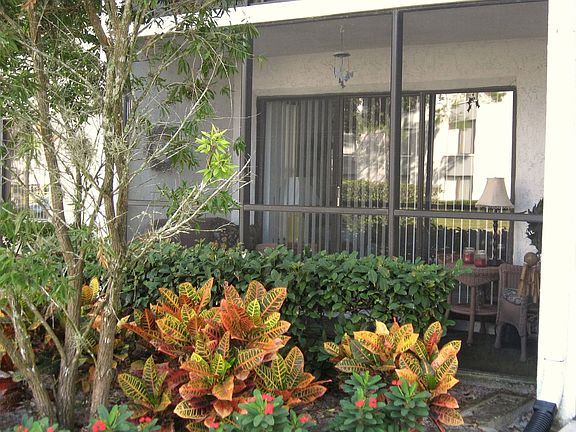 Front of unit with screened lanai