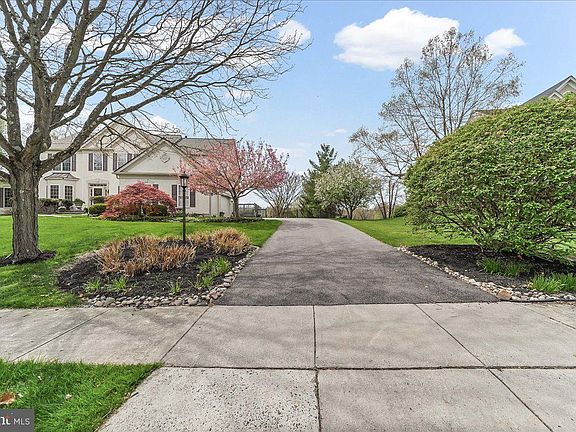 4th image of 26 Saddlebrook Ln