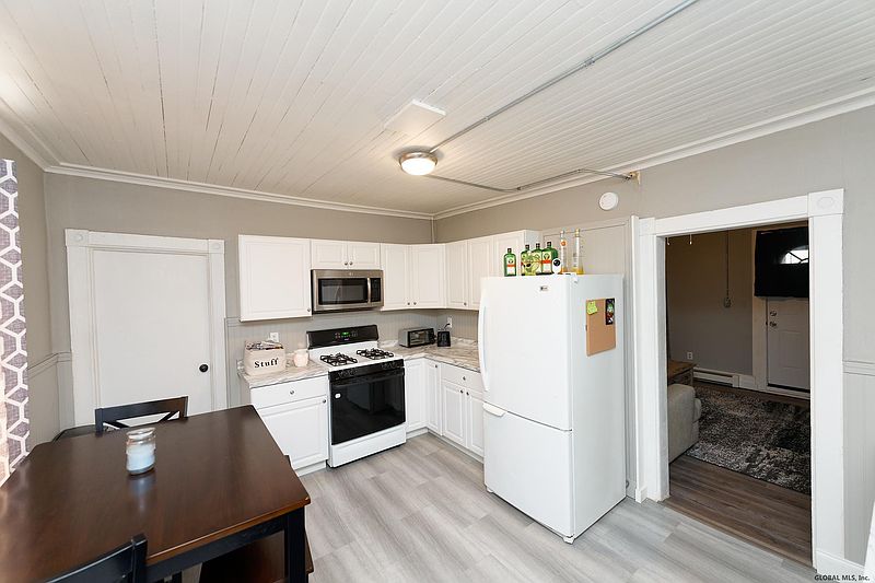 4th image of 6 STILLWATER Avenue