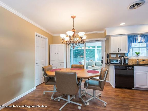 12 plantation dining area
