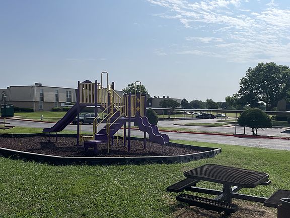 4th image of 5000 S Hampton Rd #28-28E