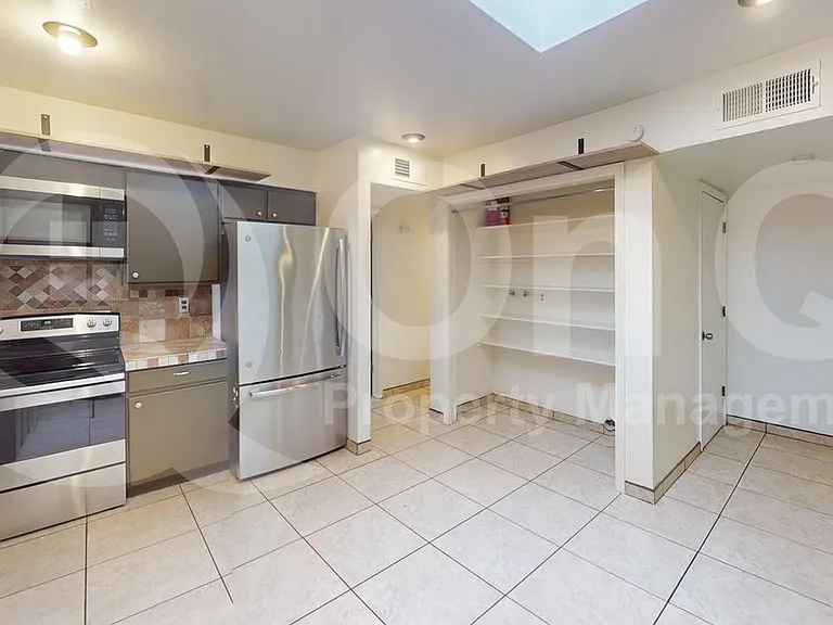 1132 W Knox Pl — Photo 4