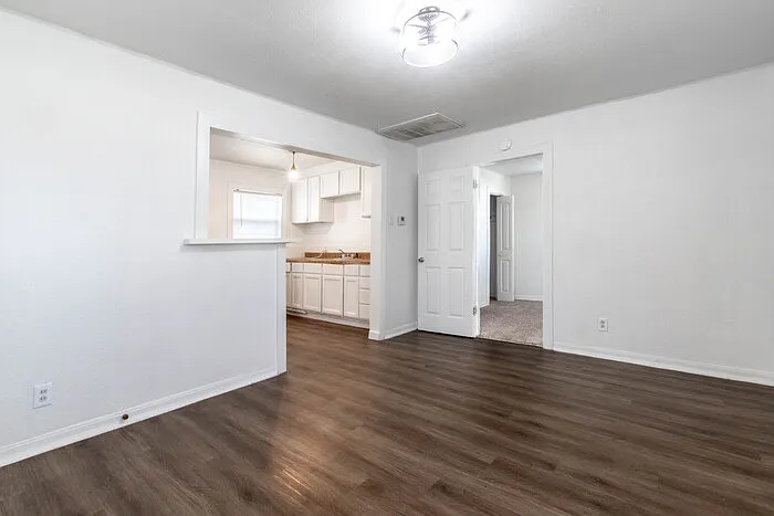 2506 N Elm St — Photo 5
