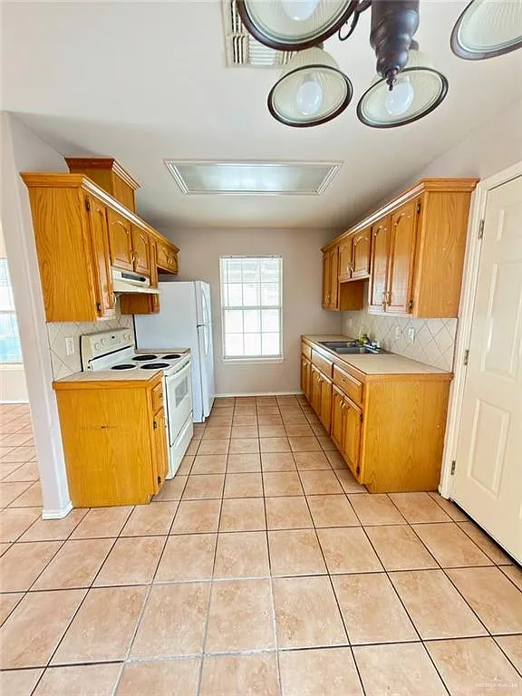 2 bed, 2.0 bath, 3744 sqft, $900 — Photo 2