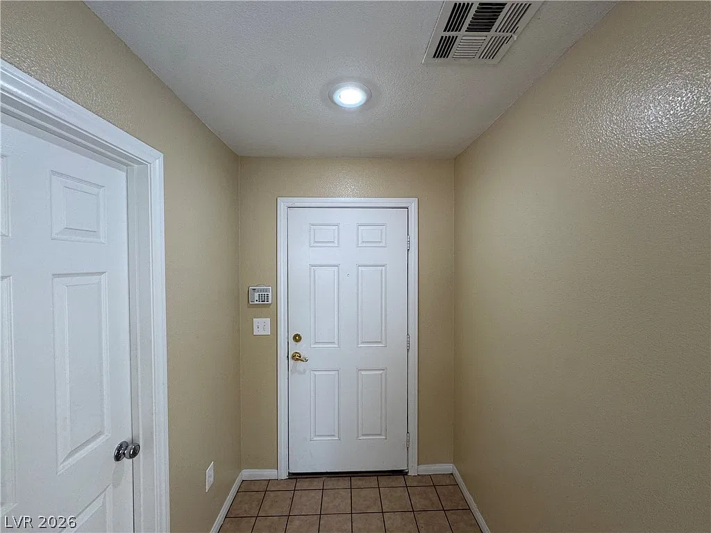 3 bed, 2.5 bath, 1615 sqft, $1,995 — Photo 3
