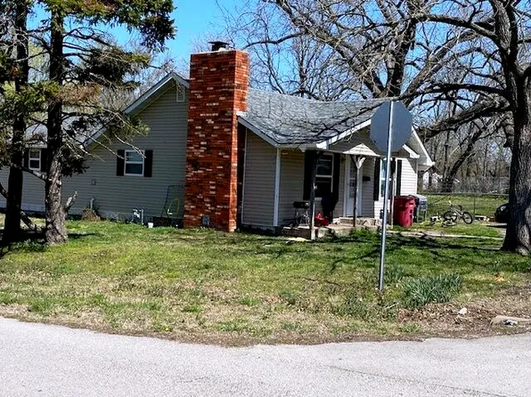 139 W Hawthorne Street, Aurora, MO 65605