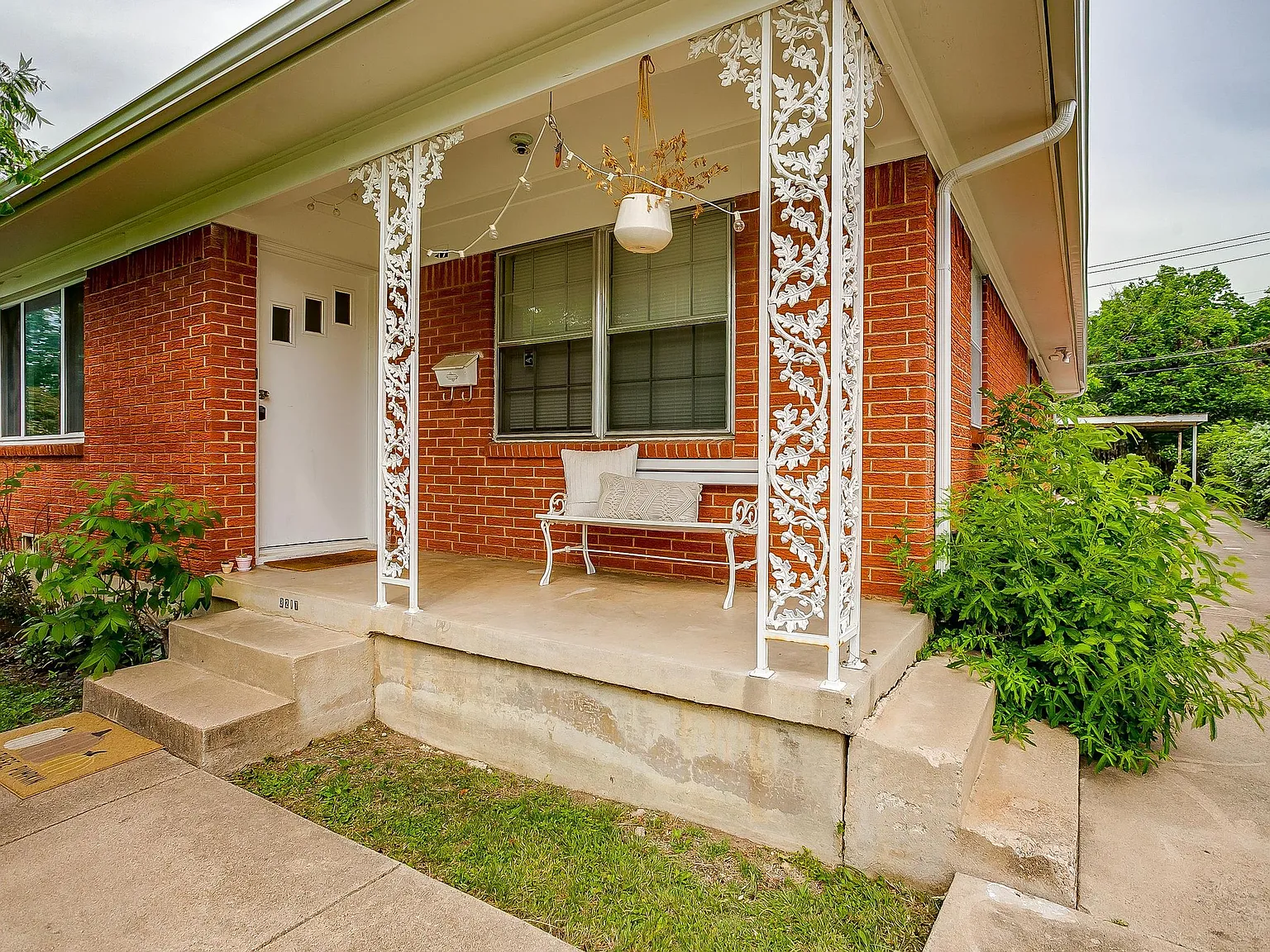 5 bed, 2256 sqft, $4,950 — Photo 2
