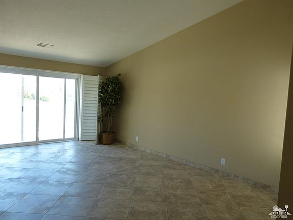 4th image of 659 Vista Lago Cir N