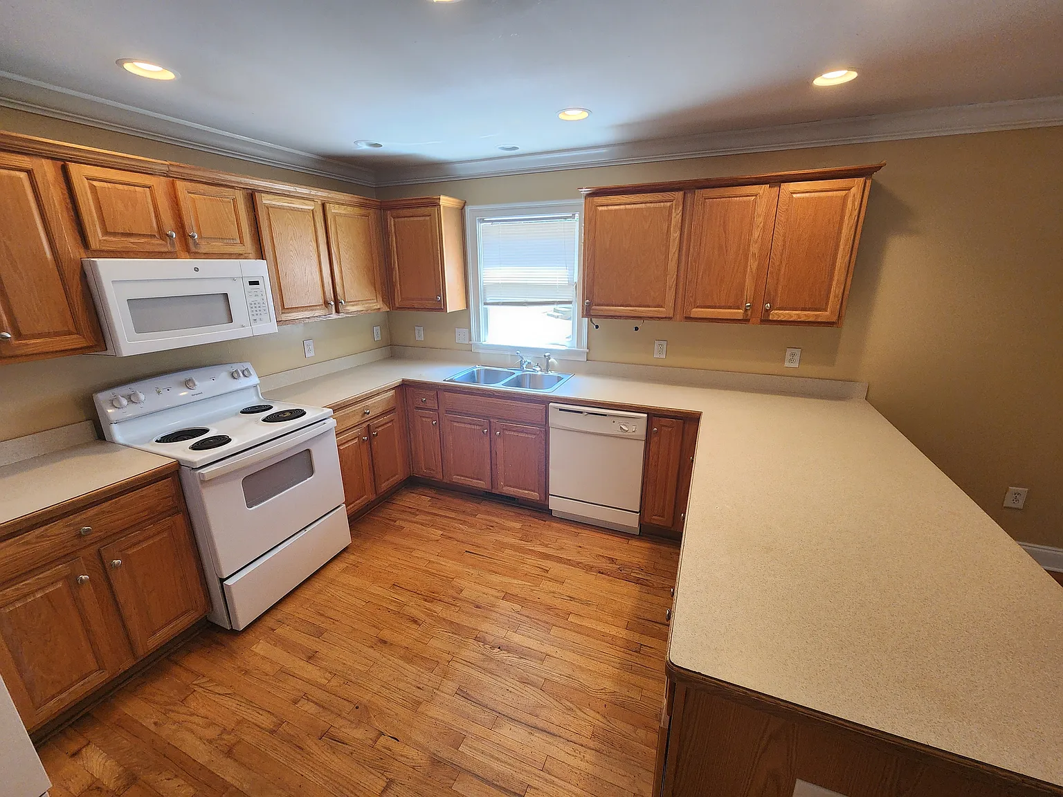 5 bed, 1830 sqft, $3,000 — Photo 3