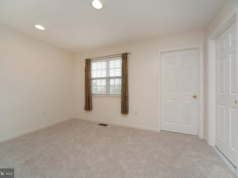 46 Hoover Ave — Photo 25