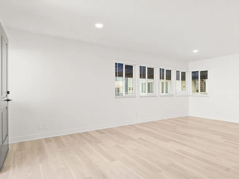 921-933 Seacoast Drive — Photo 12