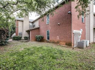 1406 Meadowood Village Dr, Fort Worth, TX 76120