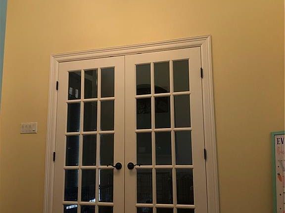 3rd image of 825 Sinatra Dr
