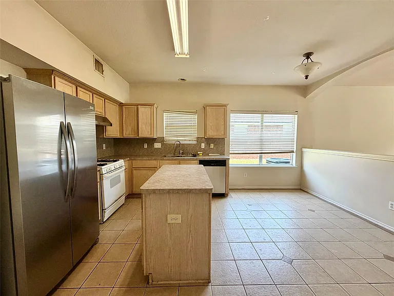 2305 Ames St — Photo 9