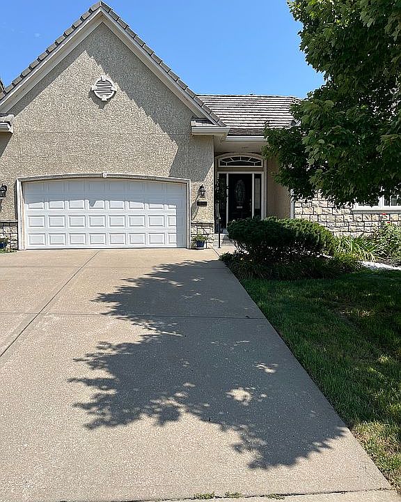 1st image of 300 NW Greenview Dr