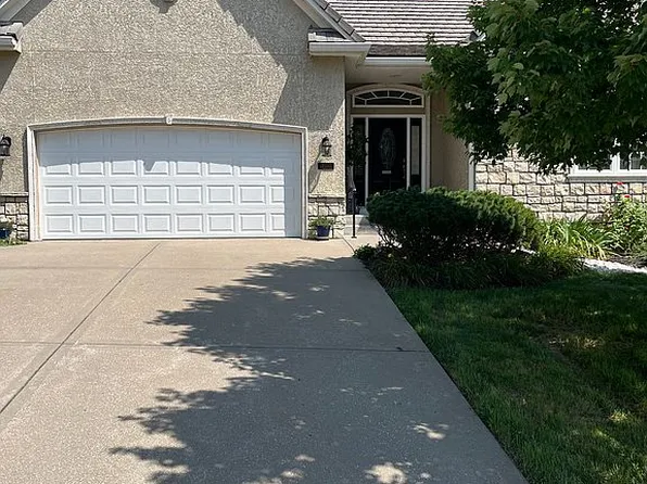 300 NW Greenview Dr, Lees Summit, MO 64064
